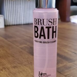It cosmetics brush bath